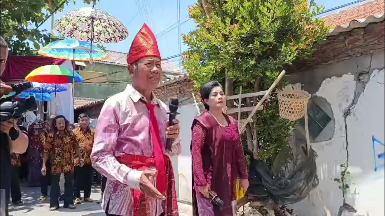 https://latarkota.com/images/blog/Ngunduh%20Mantu%20Josephin%20Nintiarna%20dan%20Calvin%20Jayanto%20Purba,%20Tradisi%20Nelayan%20Hadir%20dalam%20Seni%20Teatrikal1.jpg