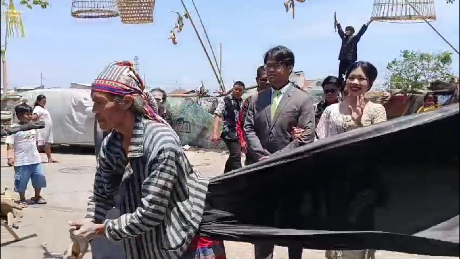https://latarkota.com/images/blog/Ngunduh%20Mantu%20Josephin%20Nintiarna%20dan%20Calvin%20Jayanto%20Purba,%20Tradisi%20Nelayan%20Hadir%20dalam%20Seni%20Teatrikal2.jpg