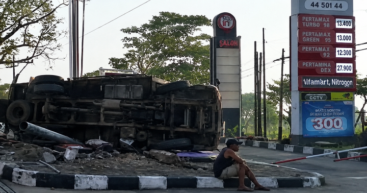 truk-tabrak-area-bongkar-muat-spbu-silayur-ngaliyan-semarang.png